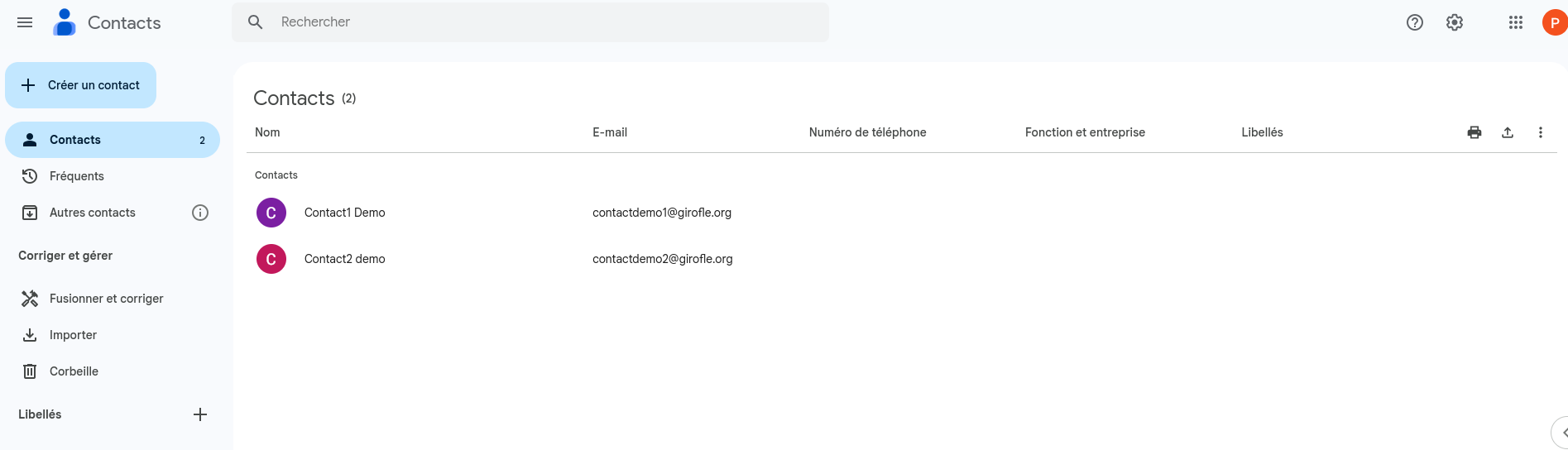 Une impression d'écran de la page Contacts de Google. On y voit 2 contacts affichés sous forme de liste.